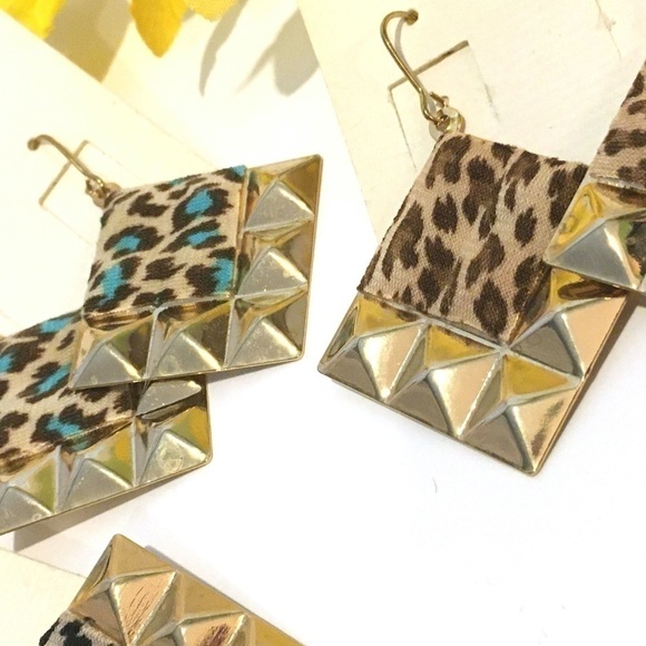 𝅺3/$29! 3 Pairs Lightweight Animal Print Earrings - Picture 6 of 8